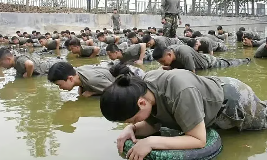 Nhân viên quán trà sữa được huấn luyện kiểu quân đội
