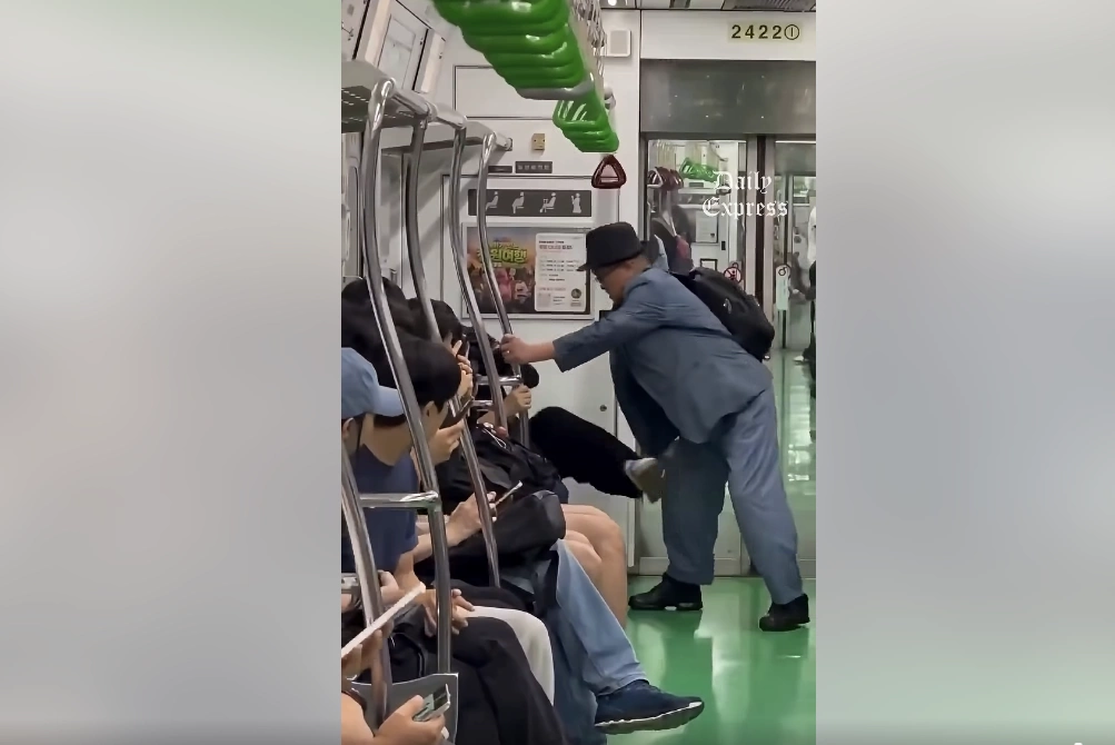 Người đàn ông lớn tuổi và cô gái trẻ trên tàu điện ngầm Seoul (Hàn Quốc) hôm 14/9. Ảnh: DailyExpress/X