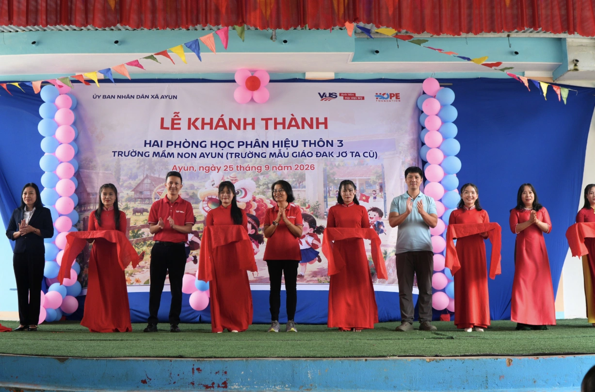 Đại diện quỹ Hy vọng và nhà tài trợ cùng đại diện nhà trường cắt băng khánh thành phòng học mới.