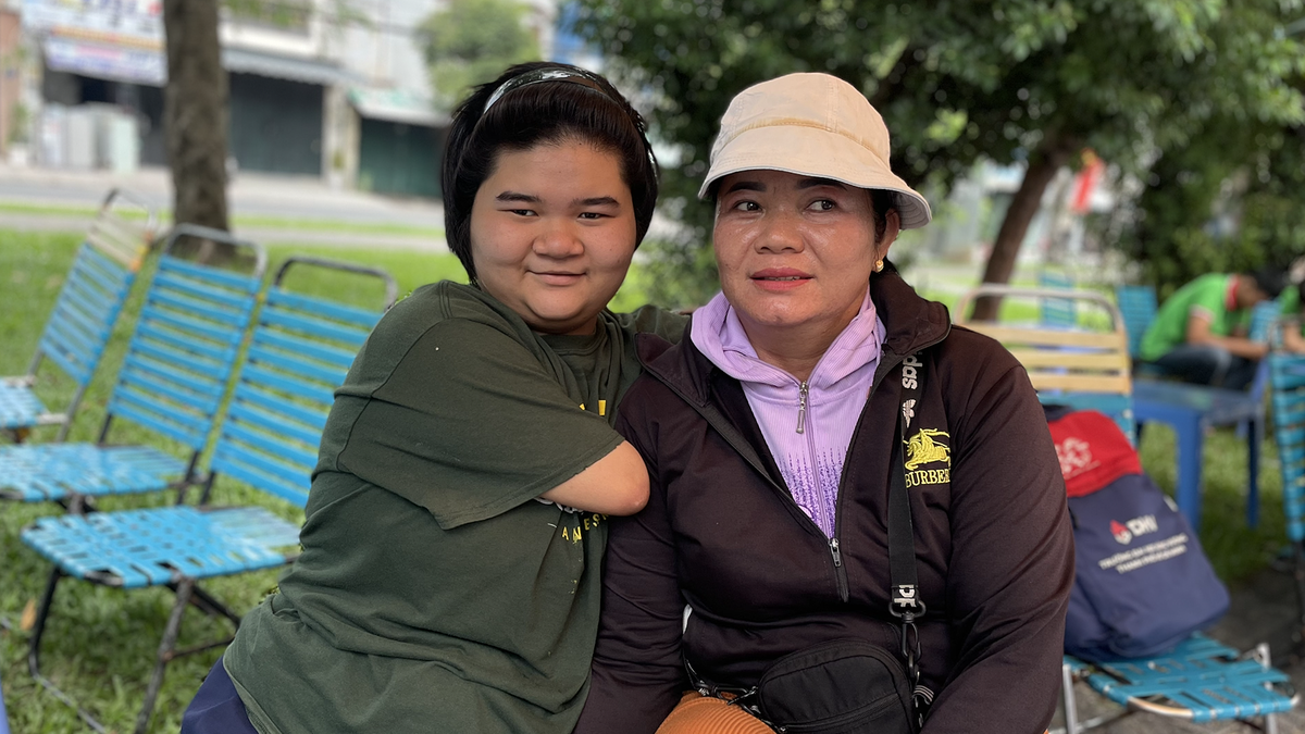 Đường tới giảng đường của cô bé "cánh cụt"