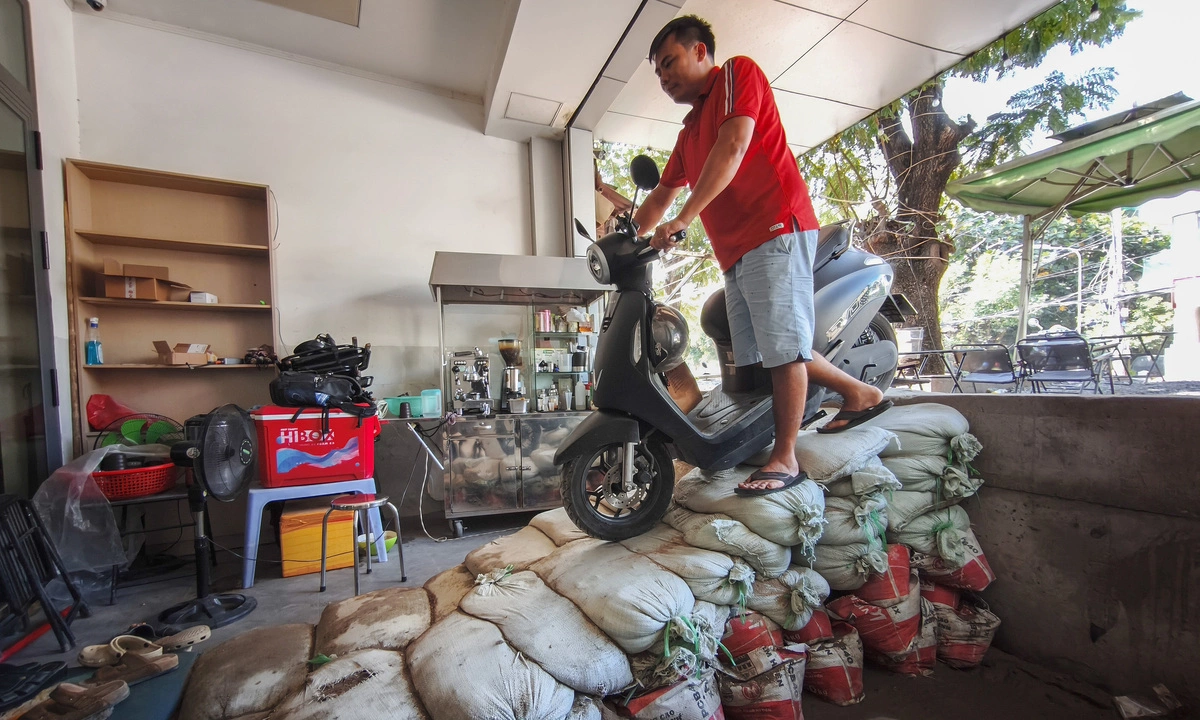 Nghịch lý chống ngập tại TP.HCM: Nhà dân thấp hơn mặt đường cả mét, cuộc sống đảo lộn