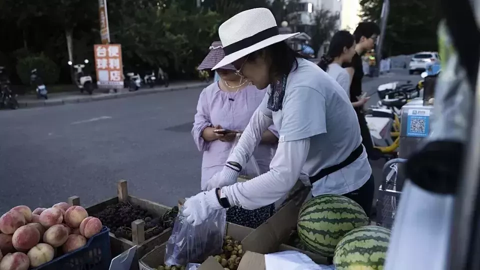 Nữ giám đốc mất việc, bán hàng rong để trả nợ mua nhà