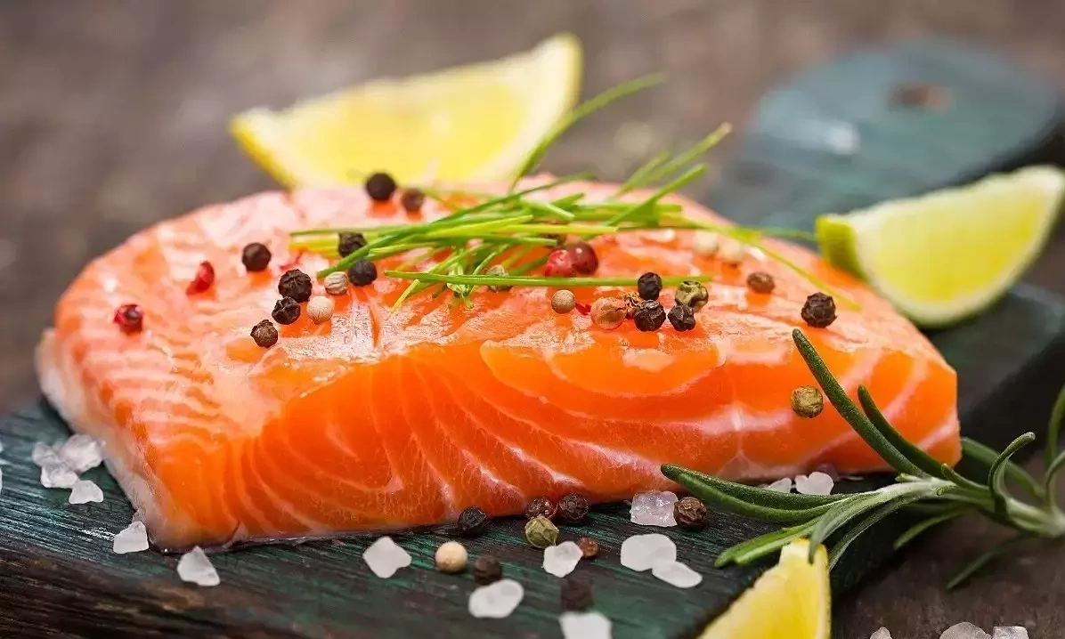 Bí mật đằng sau màu sắc bắt mắt và lý do cá hồi dễ bị khô khi chế biến
