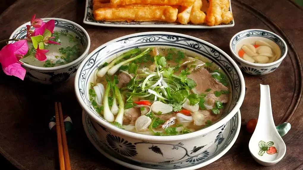 Vì sao hầm xương càng lâu nước càng đục?