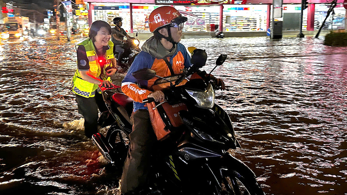 Lội nước triều cường cứu hộ xe chết máy trong đêm